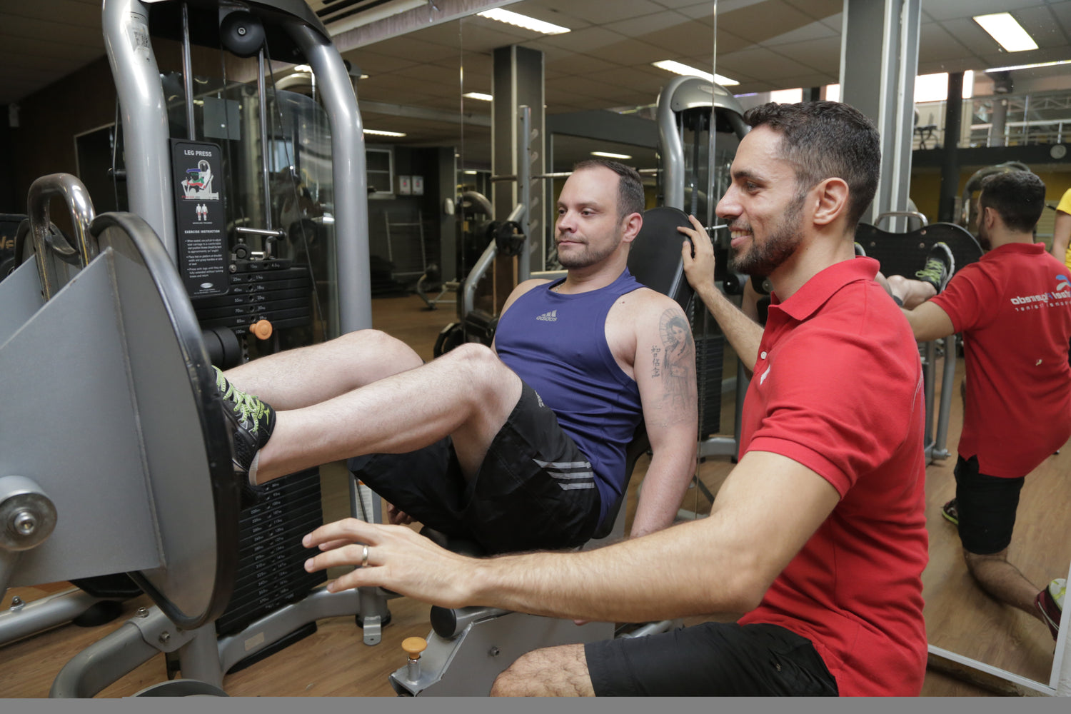 Entrenador personal asesorando